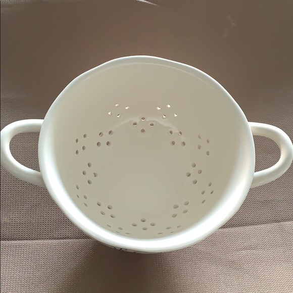 Rae Dunn Organic colander - Picture 2 of 3